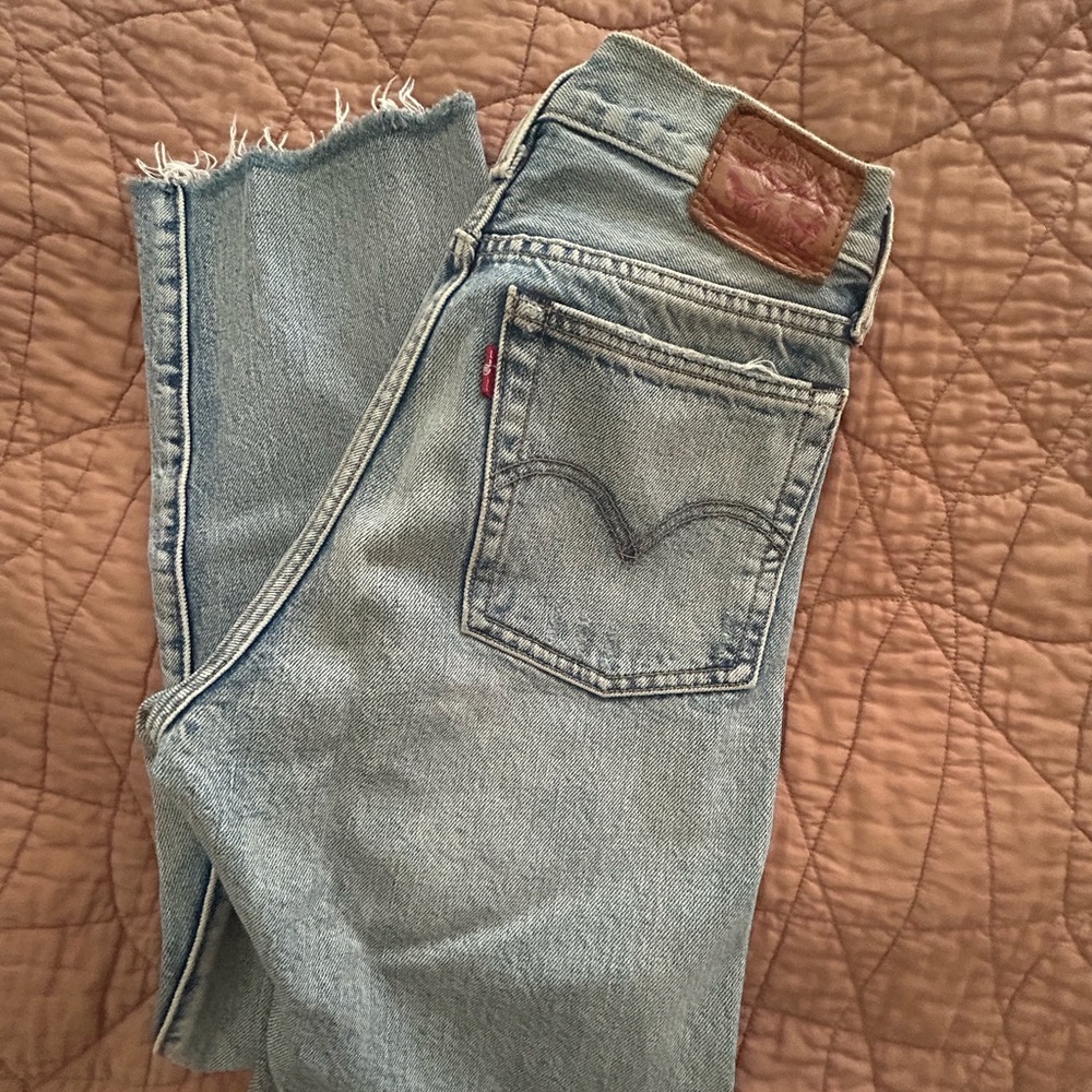 Levi's Classic Light Blue Cropped Jeans